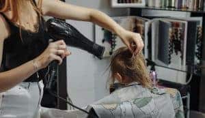 Taglio capelli professionale in salone di bellezza.