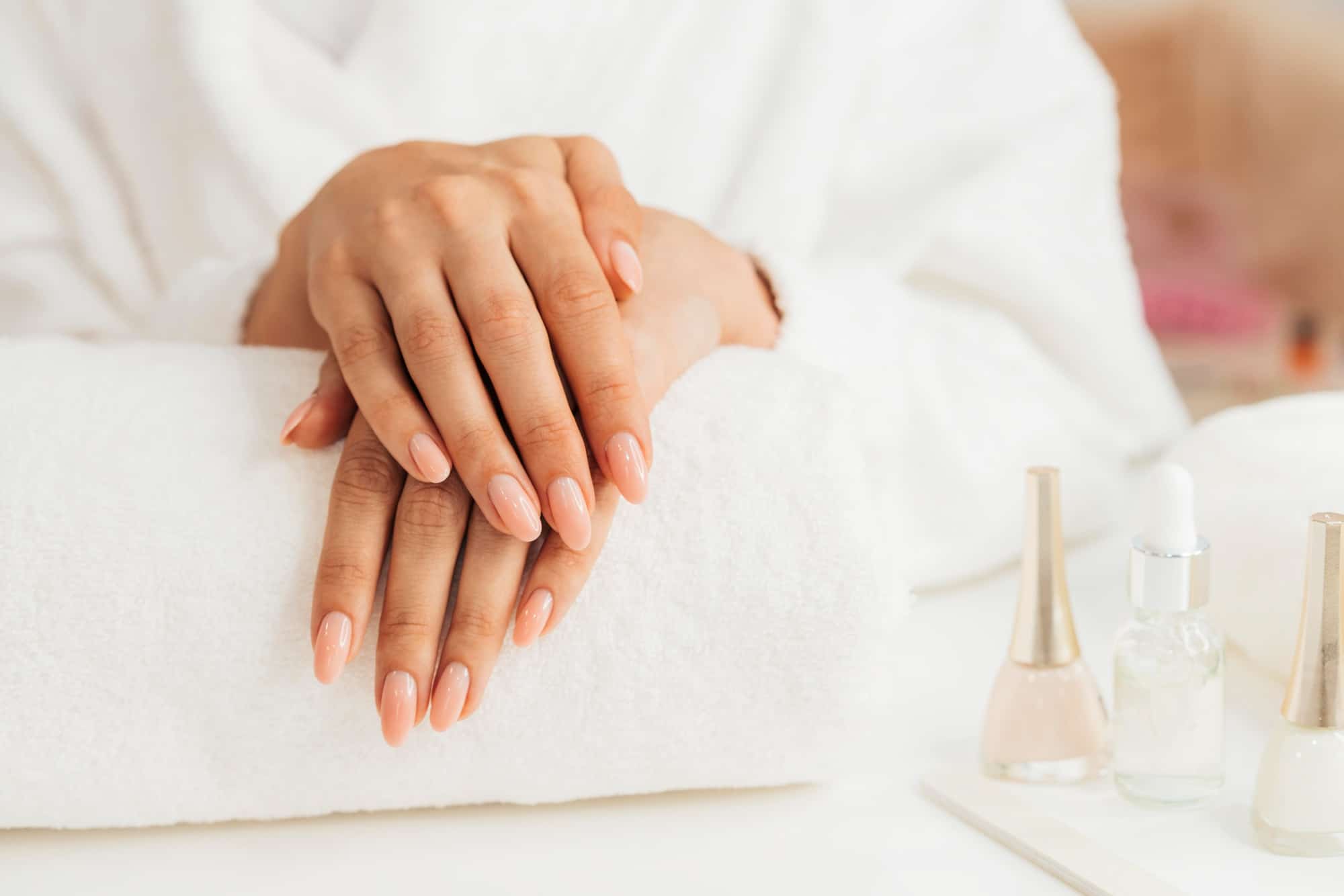 Mani con smalto e cura delle unghie.