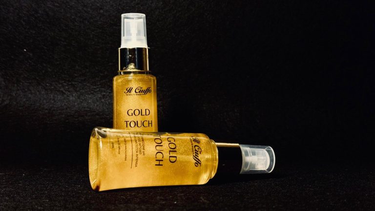 Profumo Oro Touch in bottiglia spray, elegante e lussuoso.