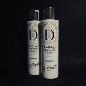 Bottiglie di shampoo purificante da 250 ml per capelli sani e puliti.