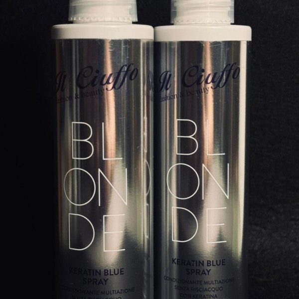 Due spray per capelli con etichetta "Blonde" e "Keratin Blue".