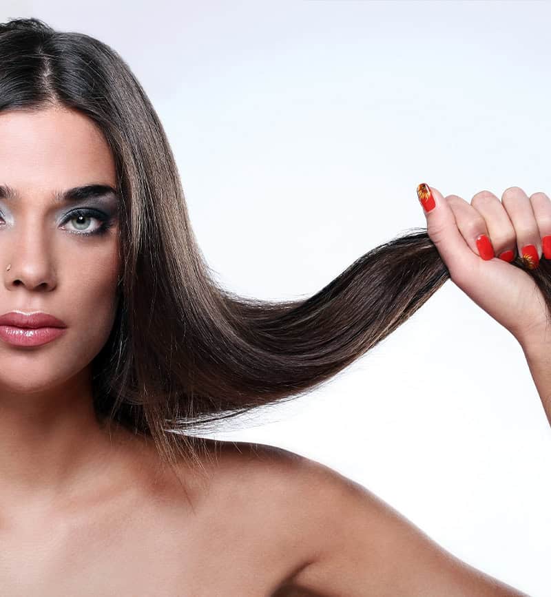 Capelli lucidi e sani, donna che mostra la cura dei capelli.