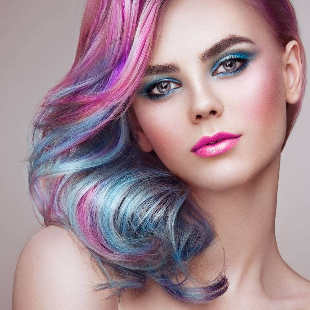 Capelli colorati con sfumature rosa, blu e viola, stile trendy e originale.