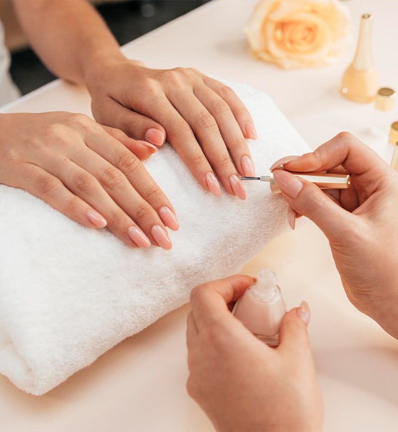 Manicure professionale con smalto gel sulle unghie delle mani.