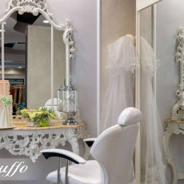 Specchi decorativi in stile barocco con dettagli elaborati e cornici bianche.