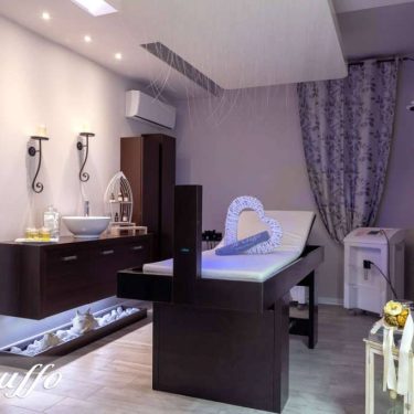 Massaggiatrice in Spa con lettino e ambiente rilassante, decorazioni eleganti e atmosfera tranquilla.