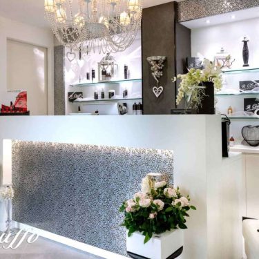 Reception elegante con decorazioni floreali e illuminazione soffusa, ambiente accogliente e moderno.