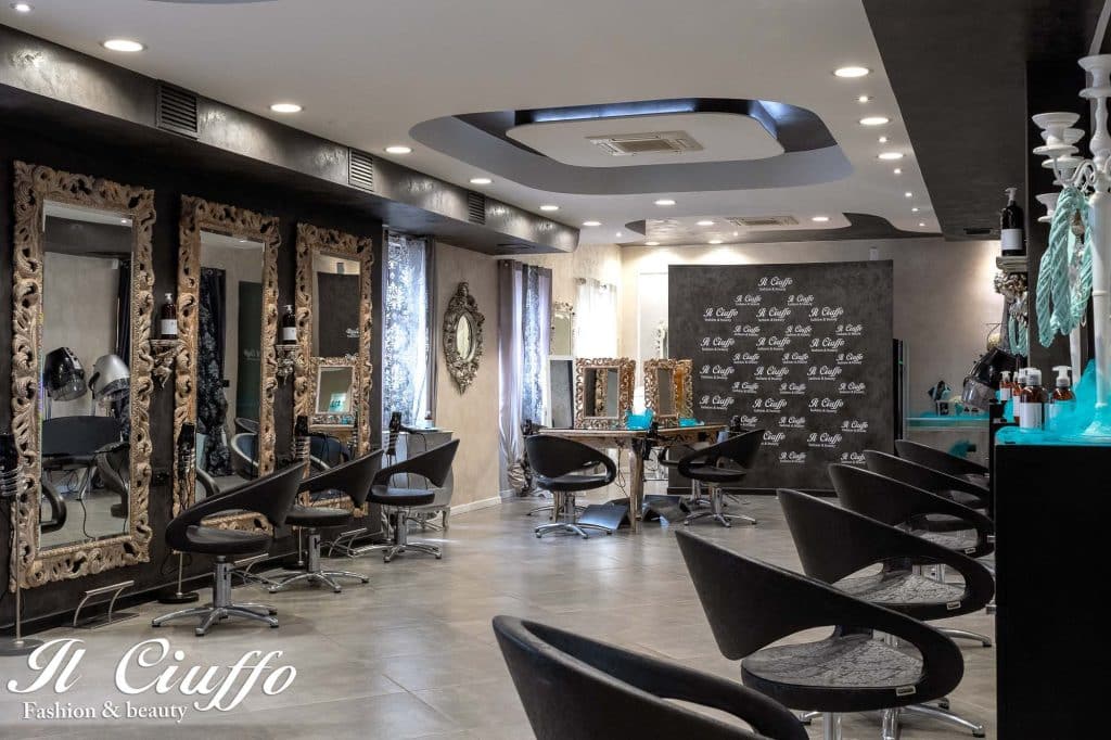 Camerino di bellezza elegante e moderno con specchi decorativi e sedie nere, ambiente raffinato e ac.