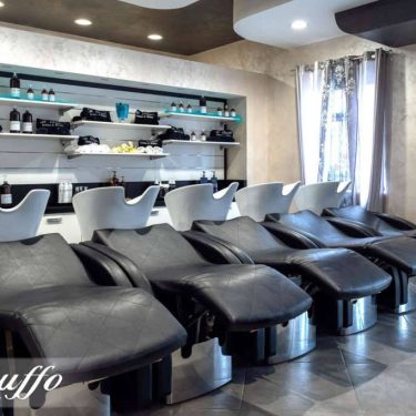 Area relax con sedie massaggianti in un centro benessere.