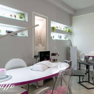 Studio estetico con lettino e strumenti per trattamenti di bellezza.