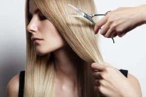 Taglio di capelli su donna con capelli lisci e lucenti.