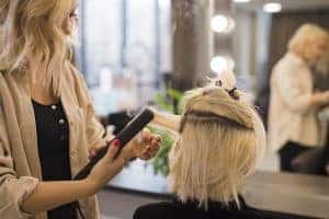 Acconciatura professionale realizzata da un'estetista in salone di bellezza.