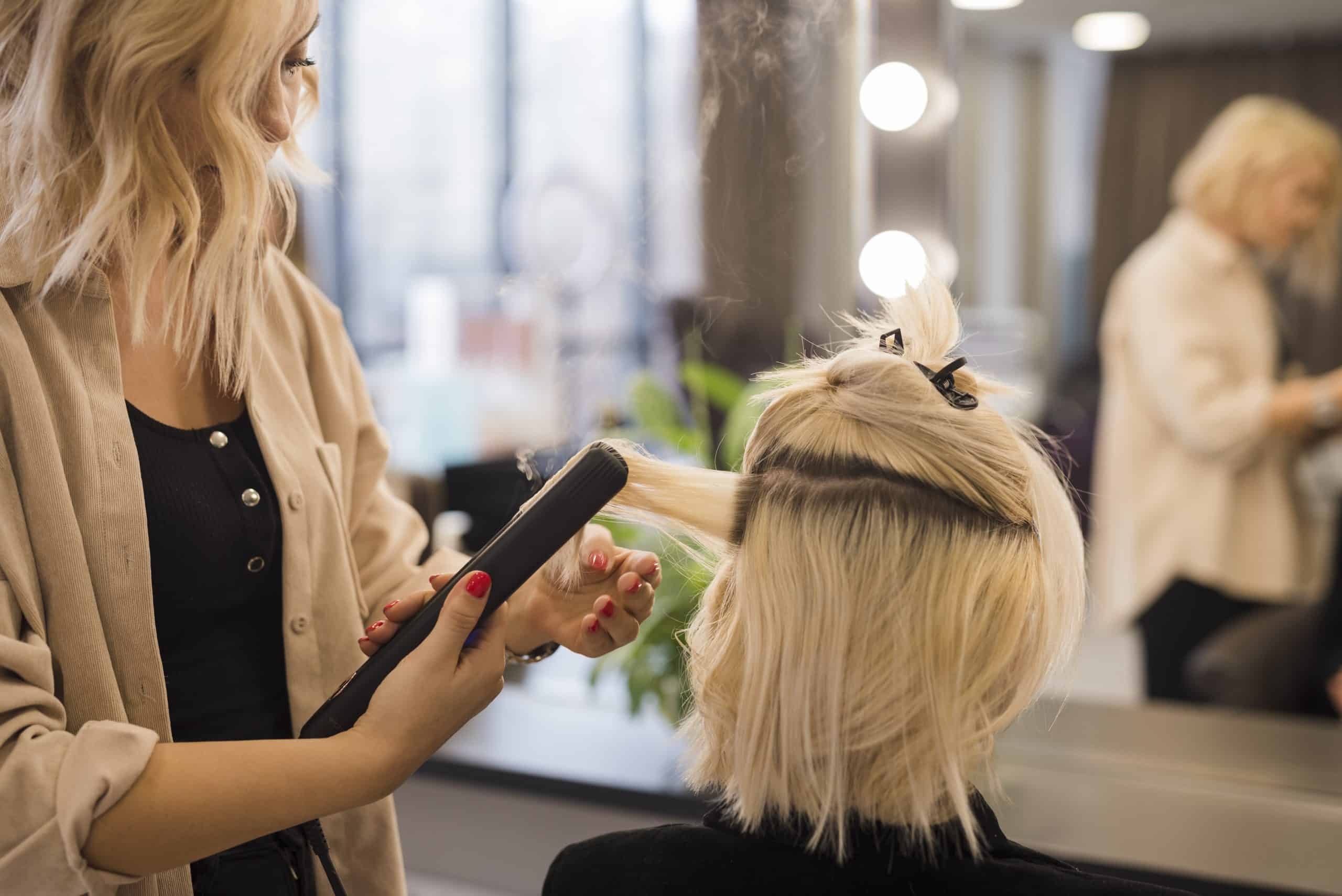 Acconciatura professionale realizzata da un'estetista in salone di bellezza.