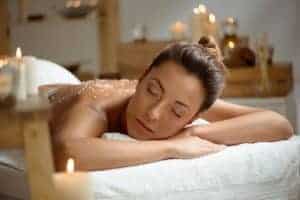 Massaggiatrice che riceve un massaggio rilassante in spa.