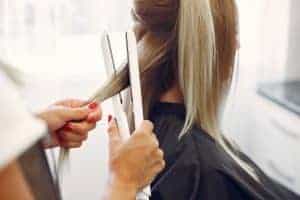 Lisci e lucidi: trattamento professionale per capelli perfetti.