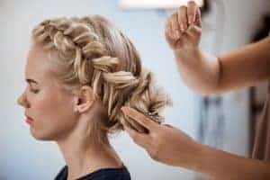 Acconciatura con treccia realizzata da professionisti, perfetta per occasioni speciali.