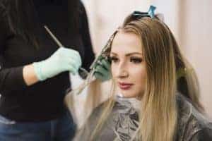 Acconciatura di una donna durante un trattamento di bellezza ai capelli.